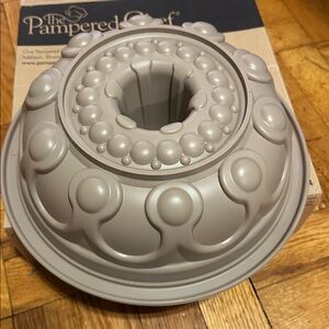 The Pampered Chef Silicone Crown Cake Pan / Bundt Pan / Jello Mold #1614 New